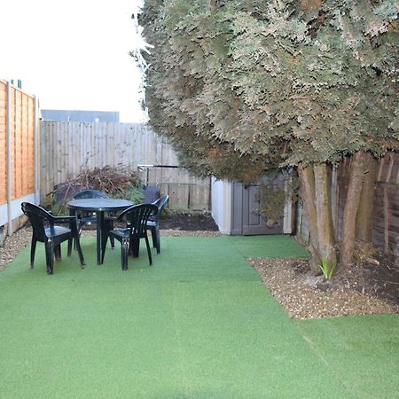 2 Bedroom Apartment, Fortescue Road London Exterior photo